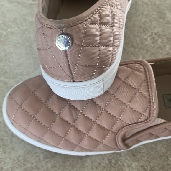 Steve Madden Quilted Slip on Sz 9.5 M - Picture 2 of 4